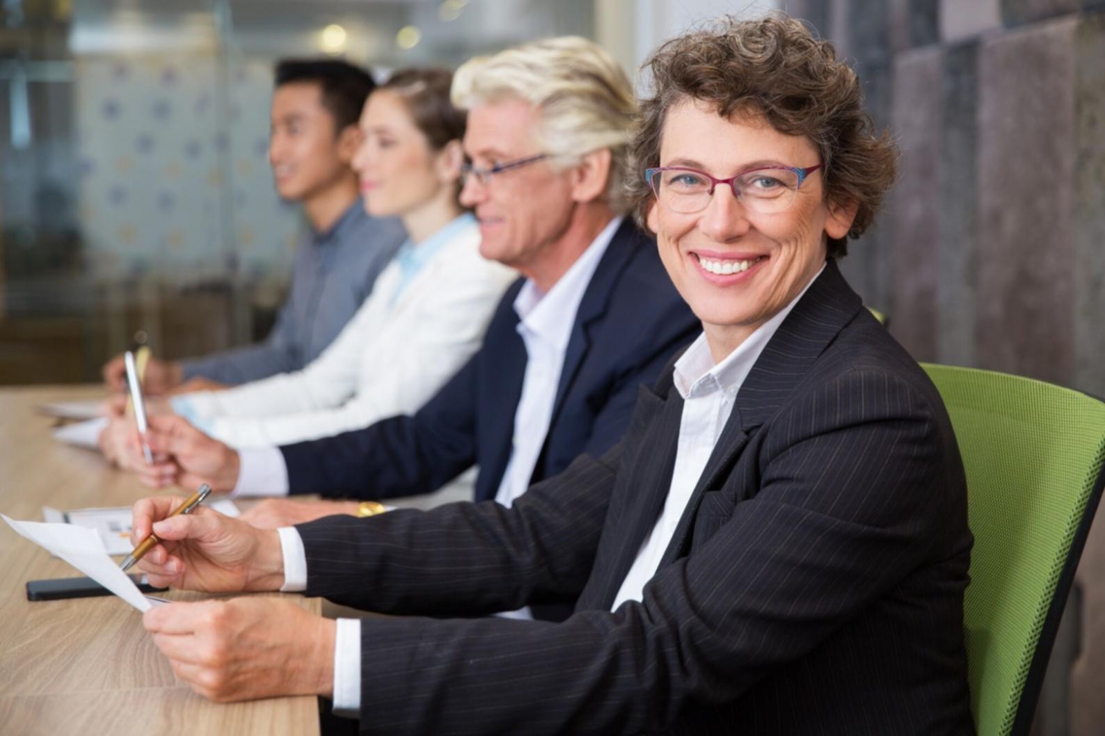 Erfolgreiche Unternehmer in modernem Büro